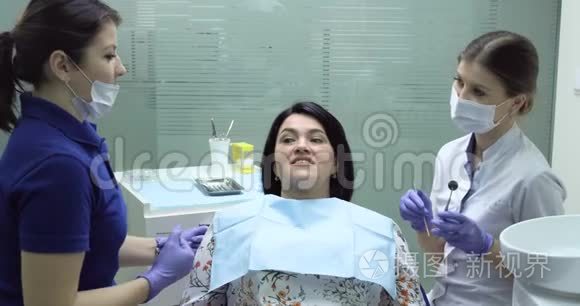 女性患者牙科X线检查