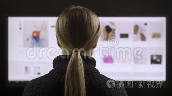 女子在网上购买宽屏电脑视频