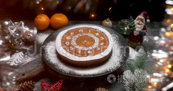节日桌上的柑橘圣诞蛋糕视频
