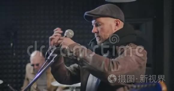 男性白种人音乐家设置麦克风