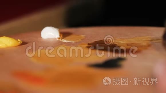 特写艺术家将金色与毛刷结合视频