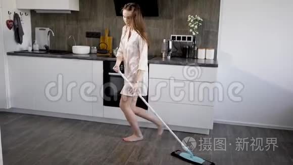 年轻漂亮的女人在厨房打扫卫生视频