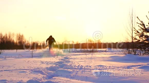 日落时分，一个人在深雪中奔跑的剪影