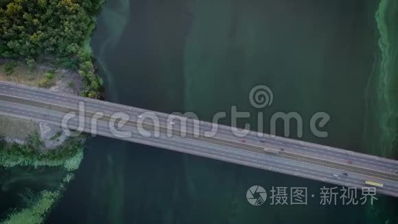 在水下除草和桥下飞行的无人机视频