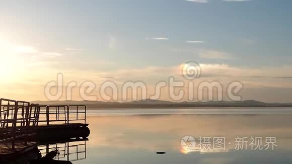全景拍摄于美丽的日落，在孤独的湖上