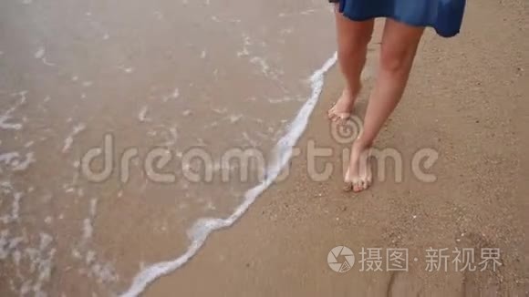 慢动作经济学家女士在海边散步