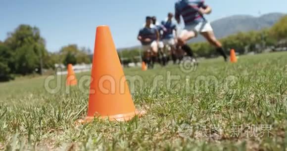 橄榄球运动员在4K4K比赛中曲折地奔跑