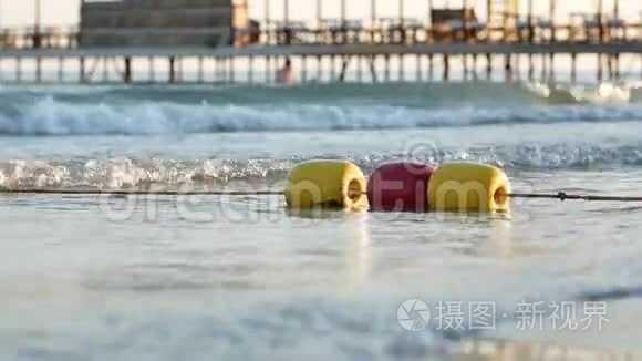 五颜六色的浮标在港口水面上漂浮