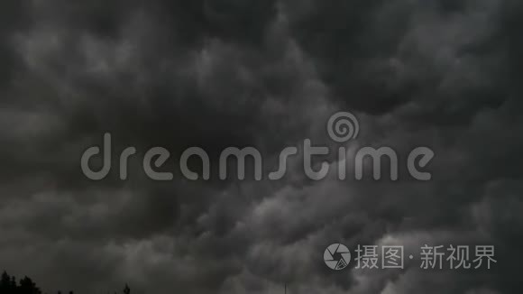 夏季天空中的大黑风暴云视频