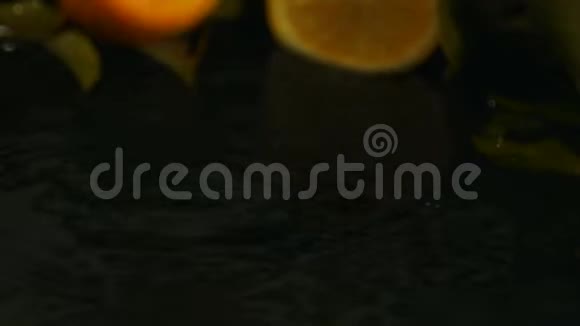 新鲜水果橙片滴水面慢动作视频视频的预览图