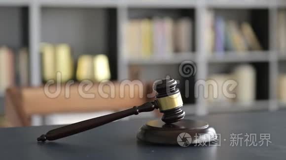 律师法庭桌上盖威尔的特写视频