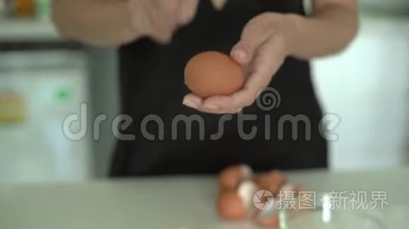 打碎鸡蛋。 烹饪食物。 烘焙原料，打破鸡蛋，分离蛋黄和蛋白质。 玻璃碗揉捏