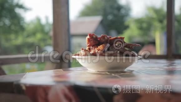 烤鸡翅放在露台桌上的碗里视频