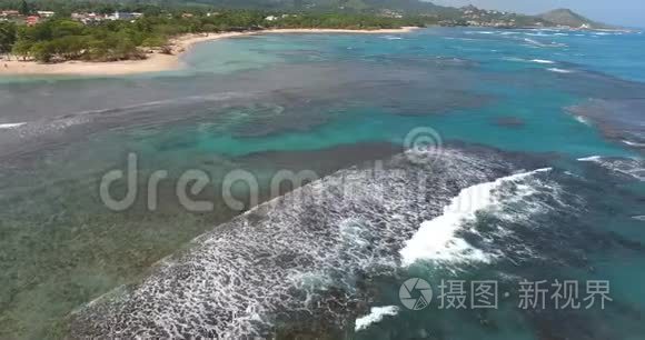 有沙质海岸线和棕榈树林的美丽岛屿的无人机景。 吐尔魁人的海浪飞溅。 4k