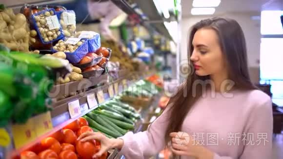一个女人在超市买西红柿