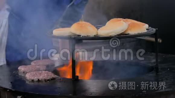 街头美食节厨师准备汉堡视频