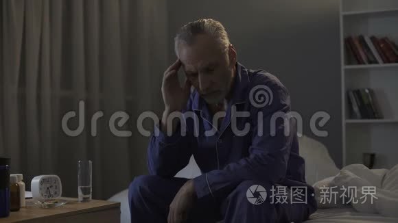 失眠的老人头痛，晚上服用止痛药