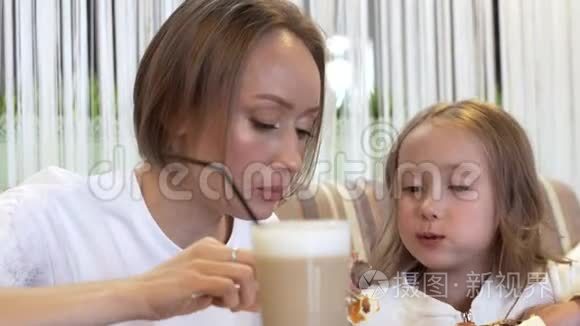 侧景-一个可爱的年轻母亲和一个可爱的小女儿一起吃