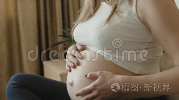 无脸孕妇坐在床上抚摸自己的大肚子