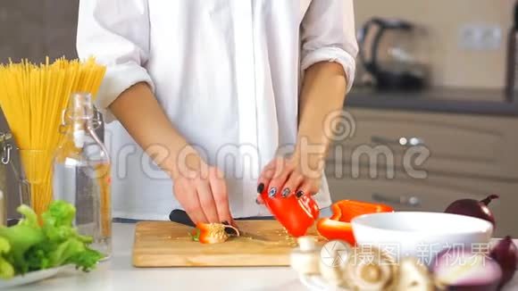 一名年轻女子在厨房切菜视频