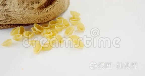 在麻袋里放生的意大利面食视频