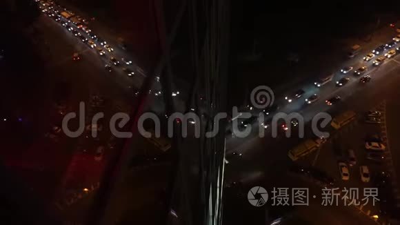 夜间城市交通反映办公室窗户视频