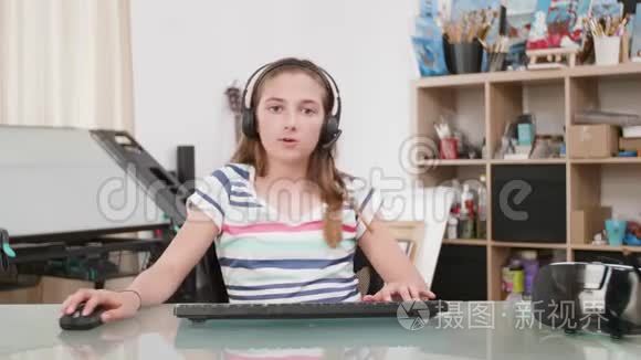 少女在电脑上玩游戏视频