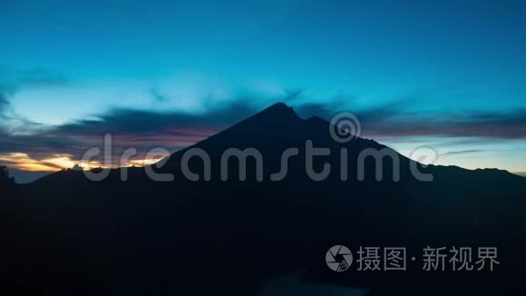 印度尼西亚隆博克的Rinjani火山日出4K时间过去，云层经过