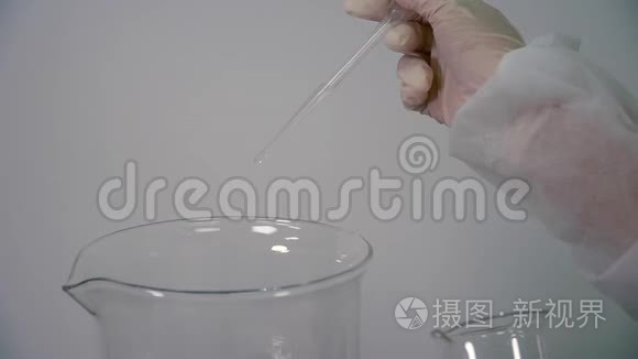 科学家用吸管将液体滴入量杯