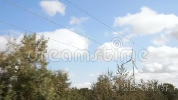 发电和树线背景下的风能发电机视频