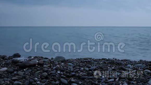 日落时海滩，海浪拍打海岸