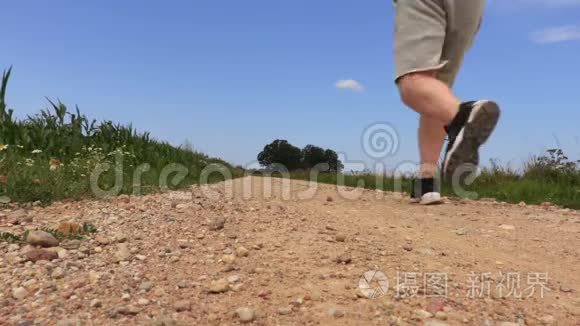 在农村公路上奔跑的男人