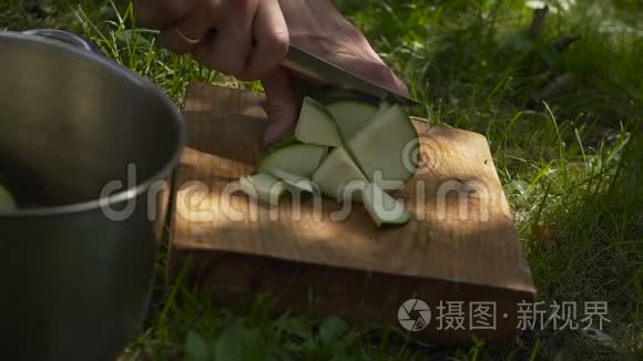 人类切割西葫芦高清视频