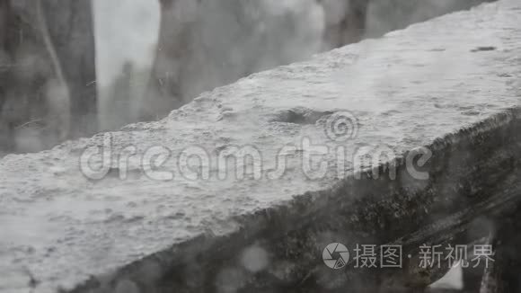 大雨滴落在混凝土栏杆上视频