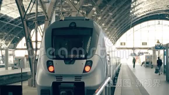 去上海的现代火车。 中国旅游概念简介片段
