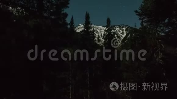 4K运动时间推移。 森林和山上的Srar夜空