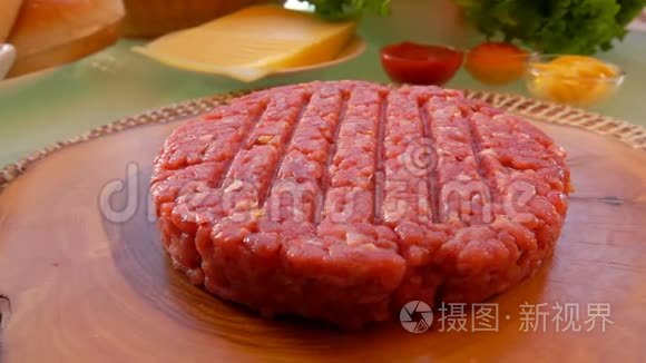 生牛肉汉堡放在木板上视频