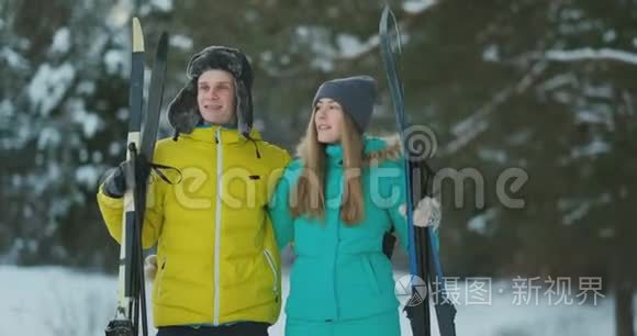 一男一女在冬林越野滑雪视频