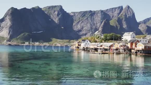 美丽的挪威村庄，水上有红房子