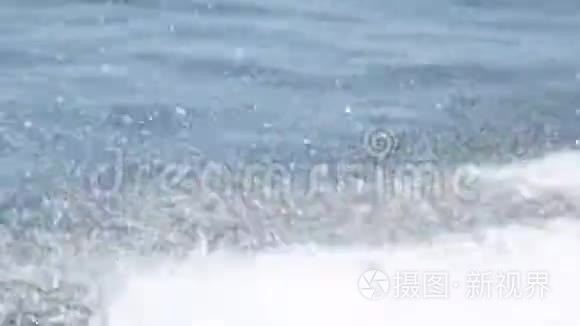 在沙丘上飞向大海视频