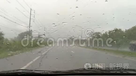 汽车在雨天在街上行驶，在前面使用雨刷