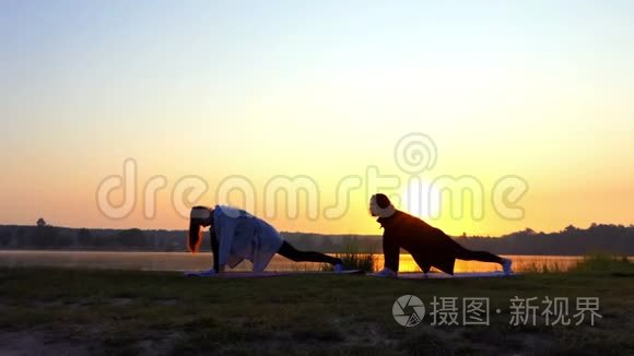 在斯隆莫的一个风景如画的湖岸上，超级日落和女孩在做向前的午餐