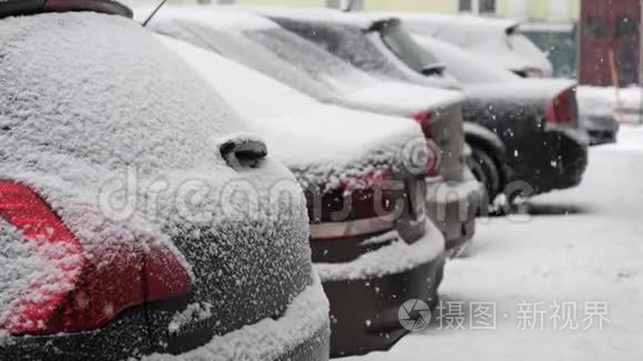 停在车上的大雪白色雪花视频