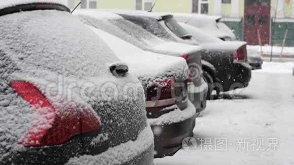 停在车上的大雪白色雪花视频