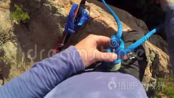 登山者把绳子系在马具上视频