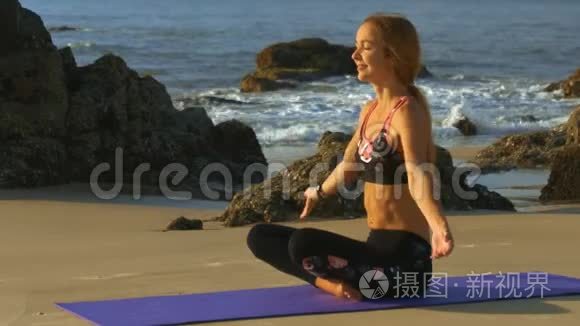 清晨阳光下的女孩变化瑜伽视频