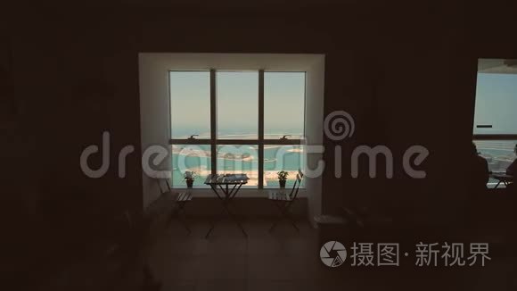 从窗口观看迪拜的PalmJumeirah。 在运动中射击。