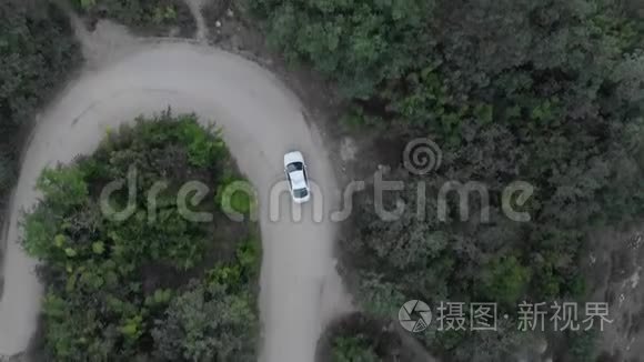 汽车行驶在弯曲的山路上