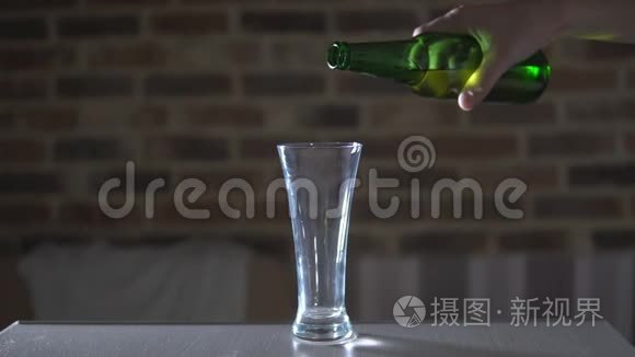 啤酒从瓶子里流入玻璃烧杯视频