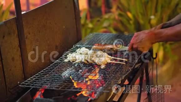 亚洲的街头食品，传统的菜肴在夜市上，海鲜是火煮的